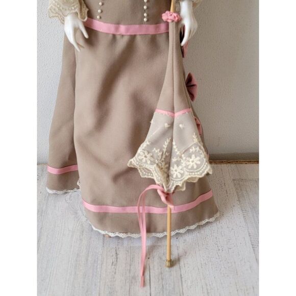 Franklin heirloom day at the race Gabriella porcelain doll collectible - Picture 4 of 16